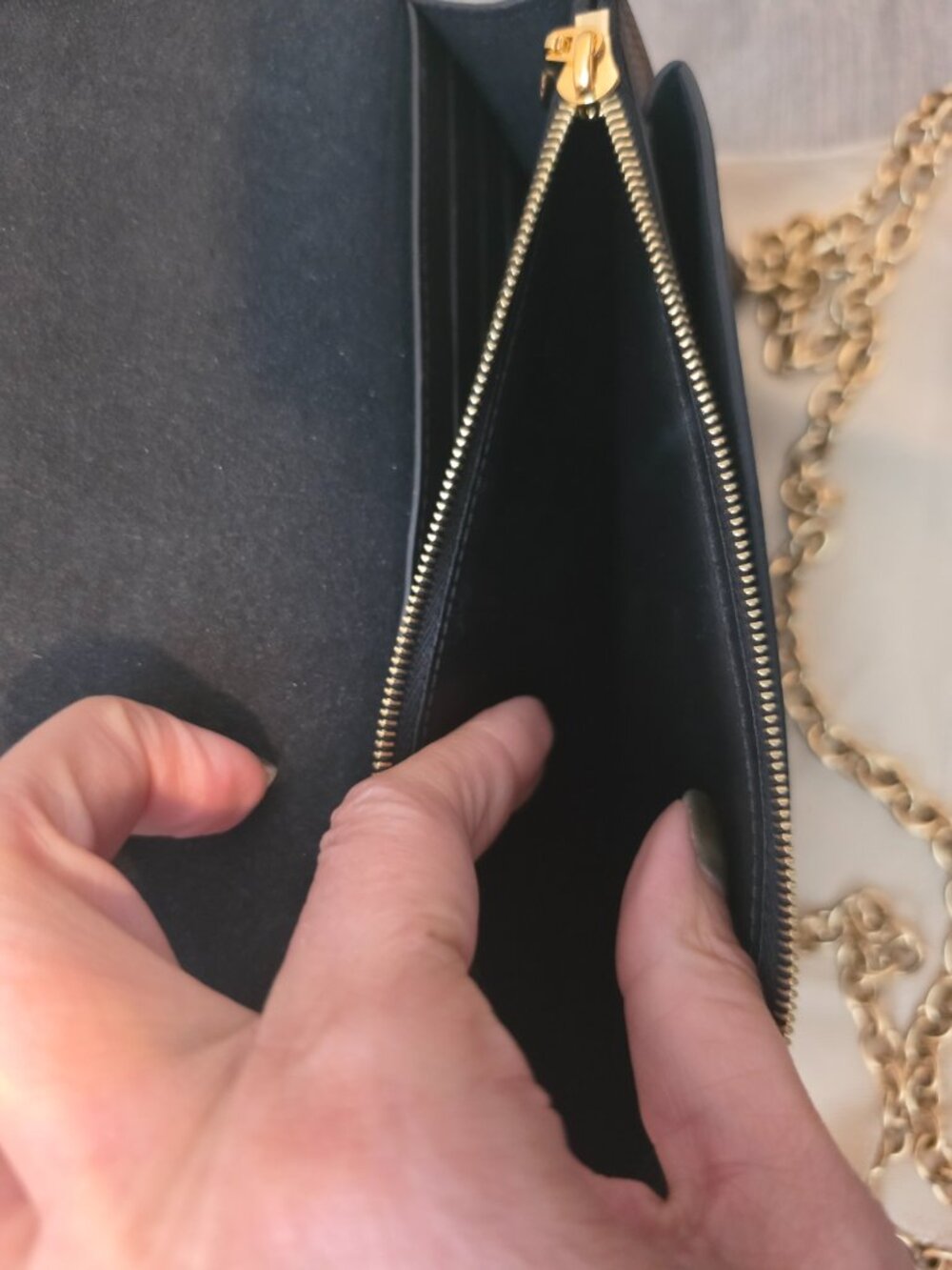Louis Vuitton - Picture 7 of 12